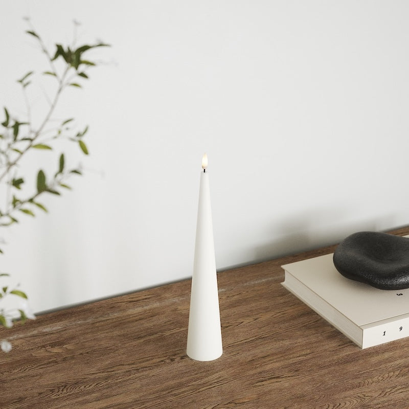 Deluxe Homeart Kjeglelys D 5 x H 28 cm Hvit